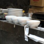 日陰 - しょうが丼のどんぶり温め中