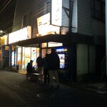 日陰 - 18：28　帰る時の列　たぶんこんなに少ないのはレア風景