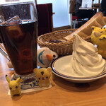 Komeda Kohi Ten - クリームコーヒー　550円(税込)＋モーニングCセット(名古屋名物おぐらあん)　※横からも