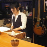 うなぎ屋酒坊・画荘 越後屋 - 24年12月　真剣なルリちゃんの演奏　（承諾済）