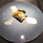 エクアトゥール - クミンをまぶした北海道産アンコウのロースト　ココナッツソースとコブミカンオイル