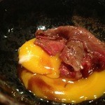 よろにく - シルクロースをタレ＆卵黄で。お店の人の焼きが抜群