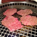 よろにく - 薄くて甘くて、知ろうが焼いたら失敗しそうなこのよろしいお肉も、お店の人が焼いてくれる