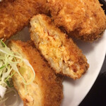 わ楽 - カット済みのメンチに醤油ちょいがけ