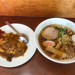 味よし食堂 - ラーメン半カレー。900円。