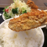 わ楽 - サーモンメンチ  オンザライス  