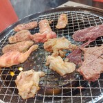 精肉卸直送 焼肉十兵衛 - 【2021.12.25(土)】お肉を焼いている