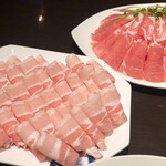 中国火鍋専門店 小肥羊 - 手前が猪肉(豚バラ肉)、奥が羊肉(ラム肉)