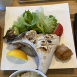 ごはん屋 朔 - ブリカマ塩焼きサラダ添え