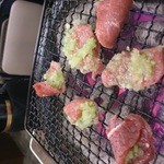 まえだや - ラムねぎ塩はくるんで焼きます。レモンを絞っていただきます。