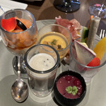 ブッフェアンドカフェ スロープサイドダイナー ザクロ - 冷前菜を一通り。手前の牛蒡のポタージュトリュフ風はふんわり牛蒡の香りがしてさっぱり。野菜スティックの牛蒡は甘くてシャキシャキと。真ん中の鮑入りコンソメロワイヤルはいくらのプチプチした食感が楽しい。