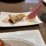 ブッフェアンドカフェ スロープサイドダイナー ザクロ - アミューズはドリンクとほぼ同時に供され、今回はキッチュとイチゴ味のコーンのデザートでした