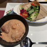 ブッフェアンドカフェ スロープサイドダイナー ザクロ - いちごカレーとな、辛くないタイプで結構気に入った。葉野菜は花びらが散らしてあったりと色鮮やかに。