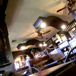 ニューリンデン - 重厚な店内のインテリア