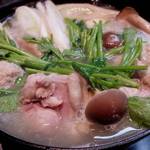 興 - 【要・前日までの予約】「鶏の水炊き鍋　～１人前～」：「１人前の鶏の水炊き鍋」の“２～３人前”との違いは、
      つくねや鶏肉が予め下煮をされた上で
      鍋に入って供される所くらいですね！
      