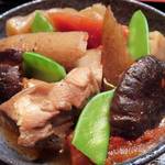 興 - 「お煮しめ」：鶏の濃厚な出汁がとっても効いいていて、
      こっくり濃厚仕上げだけど、塩かどは抑えて！
      