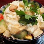 興 - 「玉子サラダのタルタルがけ」：自家製タルタルが、香味野菜の香りを引き出して
      さっぱりと濃厚♪
      