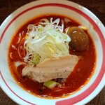 和歌山ラーメン まる岡 - ピリ辛ラーメン880円 玉子トッピング