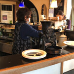 ベンツ103 - カウンターと店主