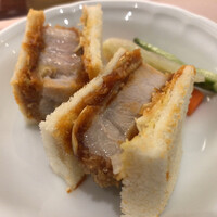 厳選洋食さくらい - カツサンド（取り分け後）