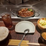 鉄板二百℃ - 牛すじ入り煮込みハンバーグランチ　1100円