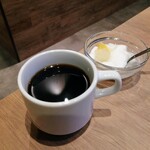 にぃしょうわぁしょう - コーヒーはセルフでどうぞ　杏仁豆腐これ美味しいやつ！