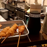 Kushiage Sakkuru Kono Sakiya - 左から…紅生姜・豚軟骨・鶏もも・豚バラ