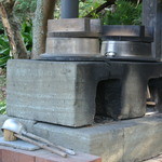 無上帑 - 氏自ら薪で炊き上げている