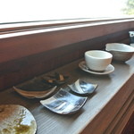 無上帑 - センスの良い焼き物が窓際に並んでいます