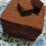 創作洋菓子 マロニエ - 1/3に切り分けられた生チョコガナッシュケーキ