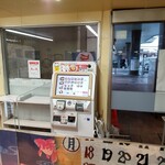 駅そば そば・うどん八起家 - 店内から高崎駅西口の土曜日朝