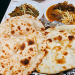 アルムスタファーマスジド - 左がロティで右がナン。見分けつかない。