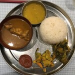 RATO BHALE - 骨付きチキンカレー付きの廉価版ダルバート（ランチのAセット）