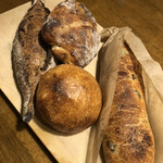 チクテベーカリー - 黒小麦のプチバゲット/リュスティック/クレームフロマージュ/南仏バゲット