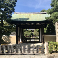 京都祇園 天ぷら八坂圓堂 - 店先西は建仁寺勅使門