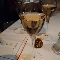 シーン - シャンパン(エティエンヌ ルフェーベル ブラン ドノワール)繊細な泡立ち♪アロマ豊かな香りが広がり、フルーティーで美味しい♪