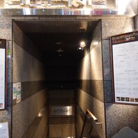 シーン - 京王八王子駅前ロータリーの
                      ビル地下にある
                      
                      Restaurant & Bar
                      「SCENE」さん。
                      
                      今年で創業33年になる
                      八王子のフレンチレストランです。