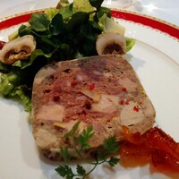 シーン - ◎Hors-d'oeuvre
                    ・フォアグラ入りパテ・ド・カンパーニュ
                    林檎とマッシュルームの添えサラダ
                    
                    しっかりフォアグラを感じる美味しいパテ♡
                    林檎のチャツネと一緒にいただくとまた格別です♪