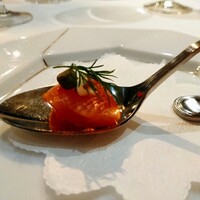 シーン - ◎Amuse-bouche
                    ・自家製スモークサーモンとサワークリーム、キャビア添え
                    
                    キャビアの余韻に浸る暇もなく…一口で消えて無くなりました(^o^;)(笑)シャンパンに合う～♪