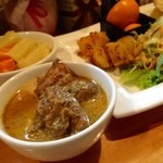 スリランカカリーの店 アンマー・カリヤ - おとくランチ 手前ポークカレー、奥大根と人参のココナッツカレー