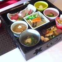 神戸なだ万 - 野立弁当三品めの造り、八寸