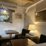 プリン亭 - お洒落な椅子と店の作り