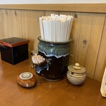 Shiyouhachirou Udon - 箸立てと爪楊枝立てが兼用の陶器