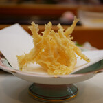 呉竹鮨 - 白魚天ぷら
            透明な甘い身は油でさらに甘さを増し、振られる塩のえんみが絶妙に作用してひとつひとつの美味しさを感じさせてくれました。サイズも大きく大満足の逸品。