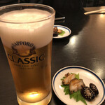 和食家 あいうえお - ビールとアワビのスライス、間違いなく美味いですね。