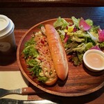 フラリエ　カフェ - サンドイッチAセット(バジルチキンときんぴら蓮根サンド)