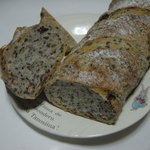 キッチンおかだ - 切ると・・・大納言、さつま芋が練り込まれています