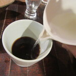 山介 - 蕎麦湯を注ぐ