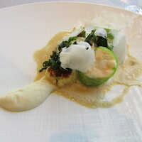 ラ メゾン ドゥ グラシアニ 神戸北野 - Turbot 淡路・ヒラメの身とムースのキャベツ包み カリフラワーのロースト、スライス、ピューレ フランス・ジュラ・サヴォワ地区の品種サヴァニャンを使った黄ワイン・ヴァンジョーネと魚のフュメを利かせたソース カーボロネロ（ケールの仲間）