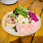 Cotton - 前菜盛合せ（2人前）1,628円、焼豚は香ばしくポテサラも美味しい。3人でも満足できる品数とボリューム。